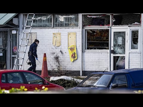 السويد- مالمو - فتاة عمرها 16 عام تقوم بتخريب متجراً للمواد الغذائية