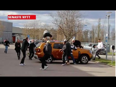 المتطرف راسموس يحاول حرق نسخة من القران اليوم 1 مايو وشباب غاضبين يهاجمونه