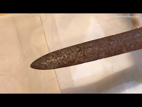 فتاة تعثر علي سيف تاريخي في بحيرة يونشوبينج  في السويد