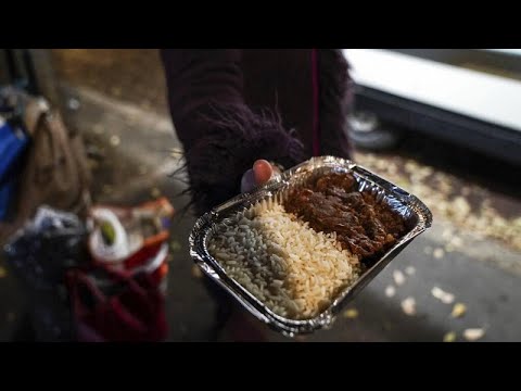 فيديو: الآلاف من "فقراء كوفيد-19 الجدد" في طوابير للحصول على الطعام في ميلانو الإيطالية…