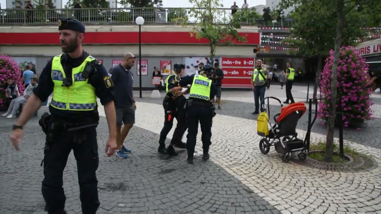 Allahu Akbar - Ung man stjäl Rasmus Paludans koran