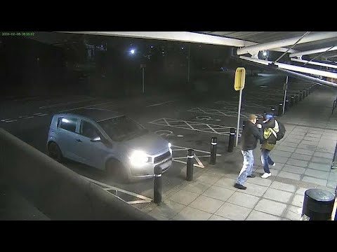 شاهد: رجل مسن يلكم لصا حاول سرقة أمواله