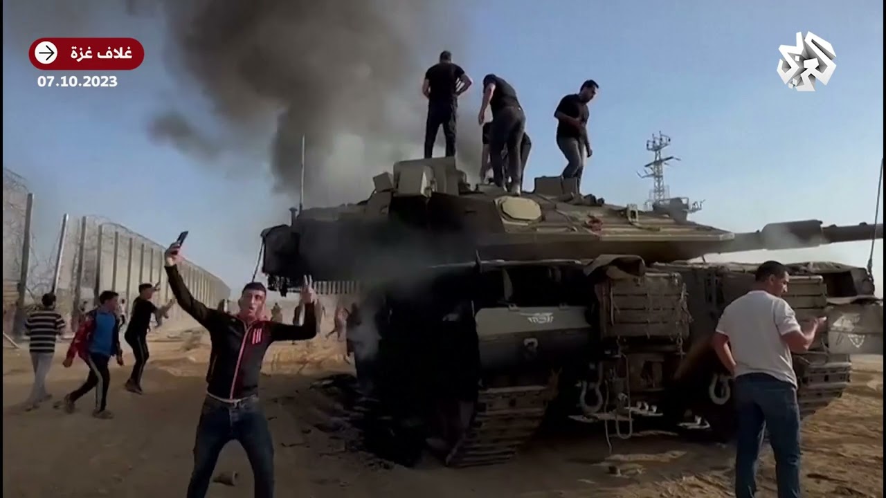 شاهد .. المقاومة الفلسطينية تستولي على دبابة إسرائيلية بعد استهدافها
