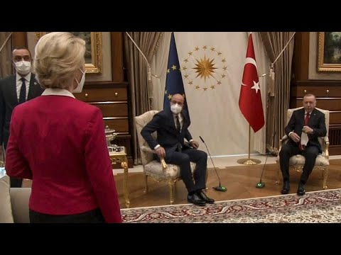 شاهد: رئيسة المفوضية الأوروبية مذهولة من عدم تخصيص مقعد لها مع إردوغان وميشال…