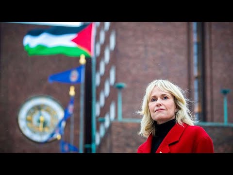 شاهد: علم فلسطين يرفرف فوق بلدية أوسلو في اليوم العالمي للتضامن مع الشعب الفلسطيني