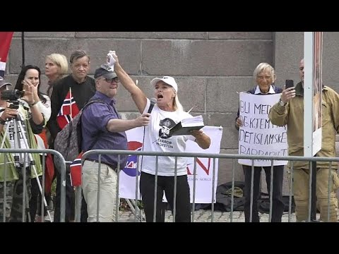 شاهد: نرويجية من حركة معادية للإسلام تمزّق القرآن أمام مقر البرلمان