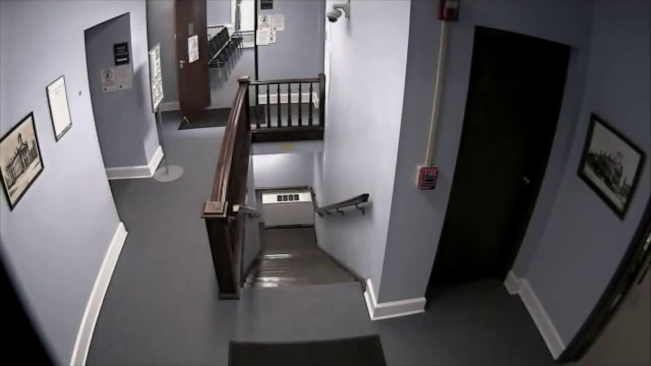 فيديو مثير.. المجرم فر من المحكمة وضابط الشرطة واجه نهاية مؤلمة ؟