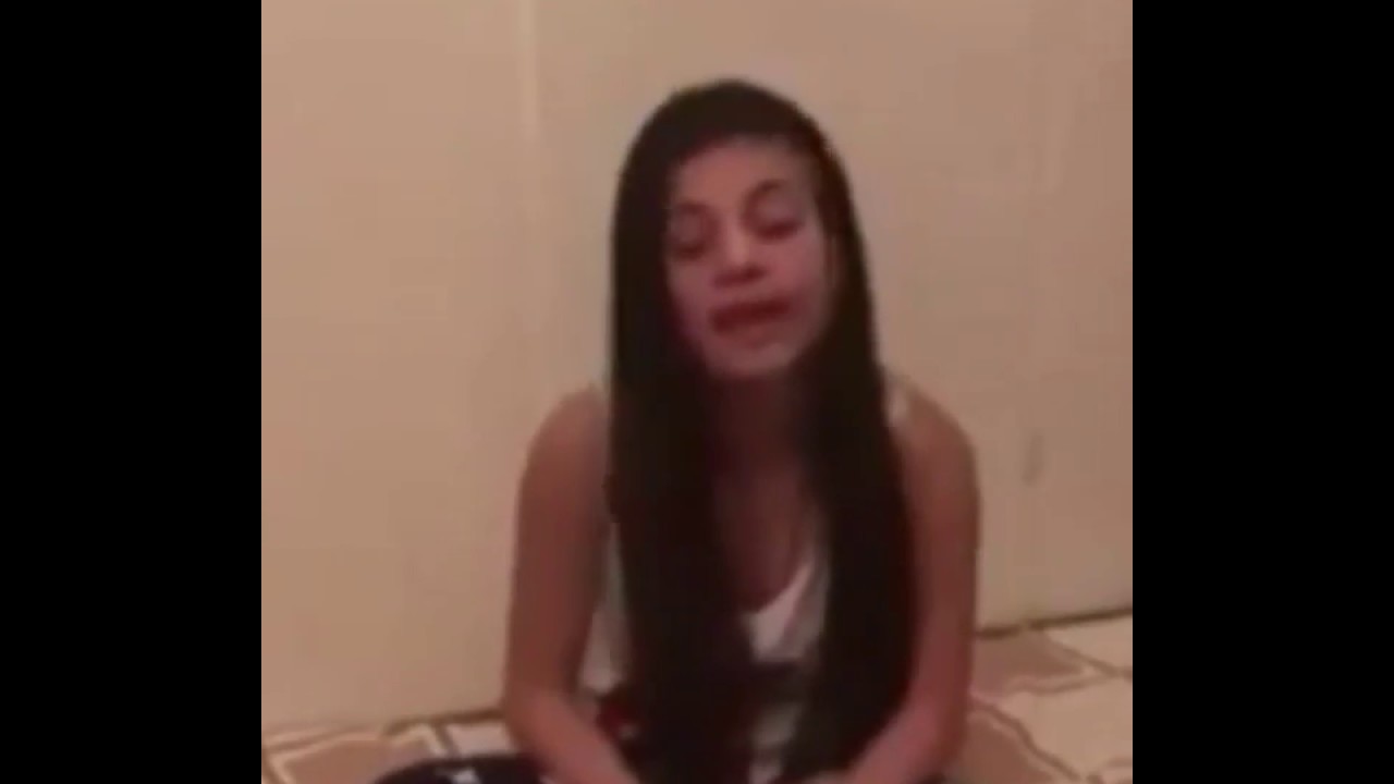 طفلة انتزعها السوسيال السويدي منذ مدة بعد ما قدمت شكوى  على والدها ا