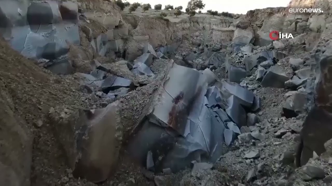 فيديو مرعب: مركز الزلزال يشطر حقل زيتون إلى نصفين بواد سحيق عرضه 200 متر
