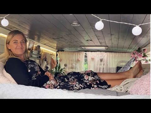 السويدية تيريزا تعيش في “سيارة منزل” منذ سنوات وتشعر بالحرية ولا تحتاج للعمل والمال