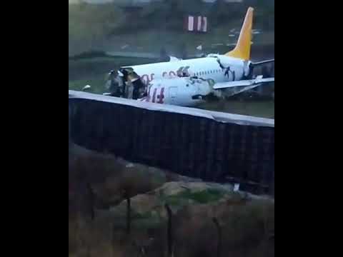 WATCH: Plane overruns runway at Turkey’s 2nd largest airport, breaks into two