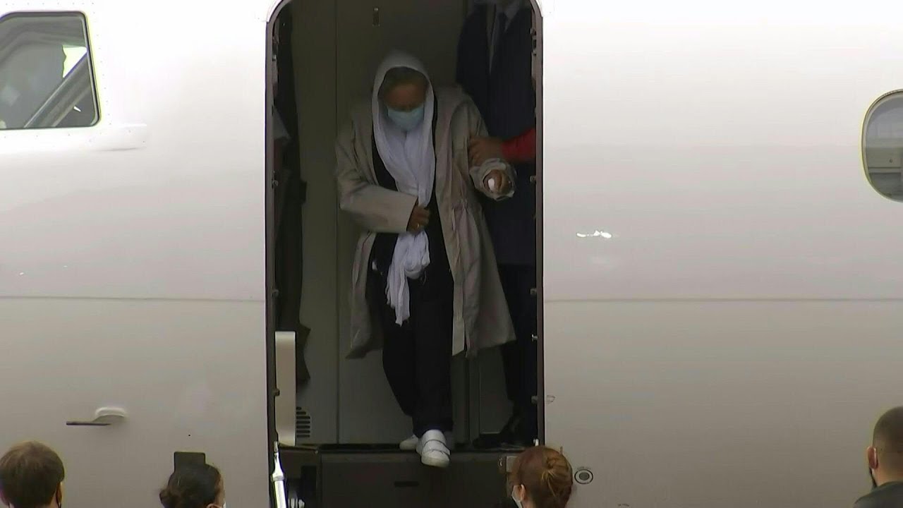 إيمانويل ماكرون يستقبل الرهينة الفرنسية صوفي بترونان في باريس | AFP