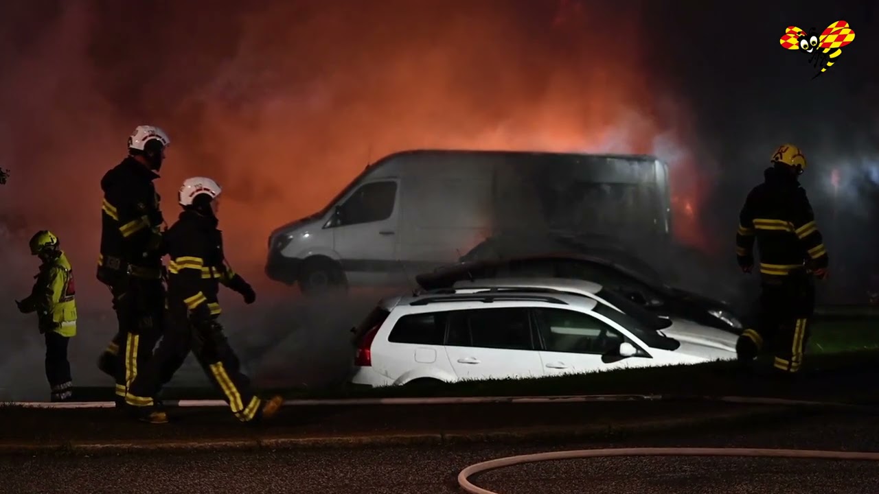 200 bilar i jättebrand i Märsta • Smällar och explosioner