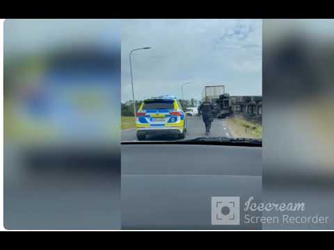 الشرطة السويدية تطارد سائق شاحنة انقلب بالشاحنة في مدينة اوبسلا