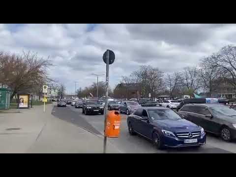 مسيرة نادرة وضخمة خرجت من وسط العاصمة الألمانية برلين دعماً لروسيا.. المسيرة مؤلفة من 5000سيارة