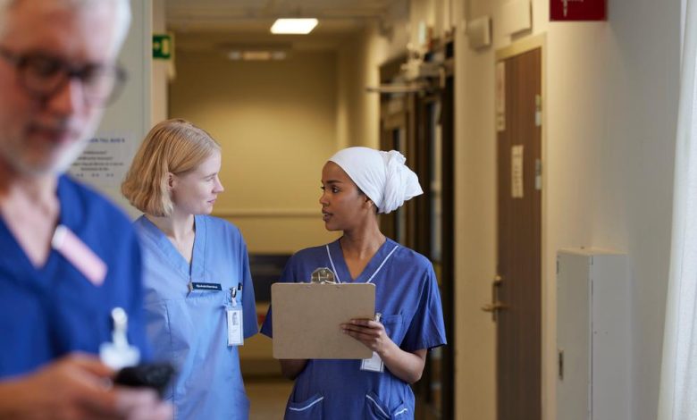 sjukskoterskors arbetsmiljo foto johner Red Hero 1