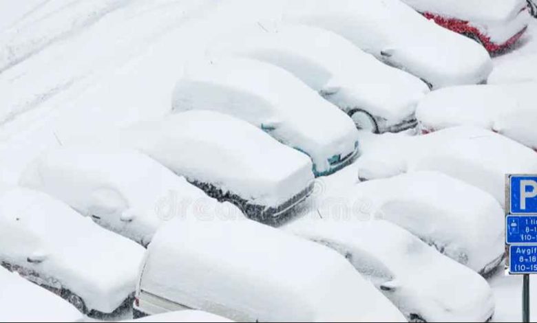 bilar som tackas i sno pa en parkeringsplats 48373648 1