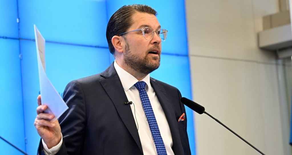 أوكيسون يهاجم الجميع ويؤكد: الإقامة الدائمة والجنسية ستسحب 1 32652 1