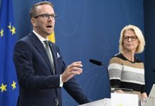 اعتبارًا من 1 أبريل، تدخل تغييرات جوهرية على قروض السكن – Bolån في السويد حيّز التنفيذ، في خطوة تهدف إلى إعادة تحريك سوق العقارات السويدي – Bostadsmarknaden وفتح الباب أمام المشترين لأول مرة، خصوصًا من ذوي الدخل المتوسط الذين واجهوا صعوبات متزايدة في الحصول على تمويل بنكي خلال السنوات الماضية.