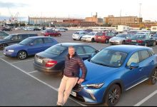 ولكن لماذا هذه السيارات رخيصة للغاية؟ ، في الواقع أن هذه السيارات مجهولة الملكية و الحالة، وكذلك هي سيارات بلا مفاتيح  utan nycklar ، حيث قررت لبلدية هيلسنبوري  طرح سيارات مهجورة للبيع في مزادات مفتوحة  bilauktioner