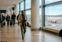 رجل في مطار سويدي يستعد للمغادرة بعد الحصول على تعويض العودة الطوعية Återvandringsbidrag.