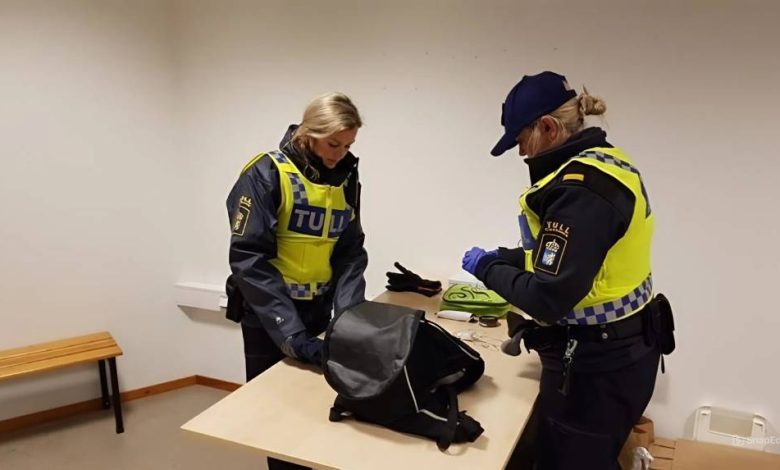 أوضحت الشرطة السويدية أن يجب على المواطنين التفرقة بين دور الجمارك السويدية (Tullverket) ودور الشرطة السويدية (Polisen)، خصوصًا فيما يتعلق بمكافحة التهريب مثل السجائر والكحول ومصادرتها وفرض الغرامات
