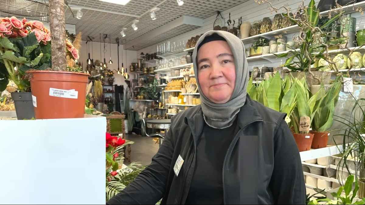 "السيدة نظيفة" تتعرض لهجوم أثناء بيعها الزهور في "أوبسالا" بسبب حجابها 1 c8a3e4ca 614b 4b67 bb54 56149b668d39 1