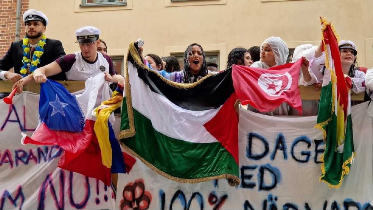 جدل كل عام .. حفلات تخرج طلاب الثانوية في السويد ورفع أعلام دول المهجر!؟ 1 505192003 24286538930958771 8224839728345616360 n 1