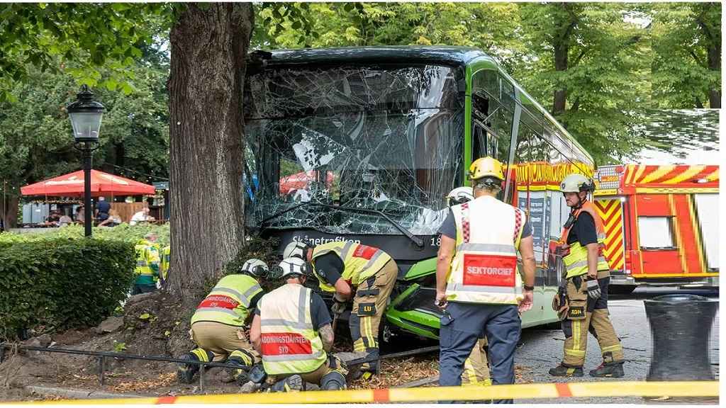 إصابة 9 أشخاص في حادث باص في لوند جنوب السويد واعتقال السائق بسبب المخدرات 1 1 6