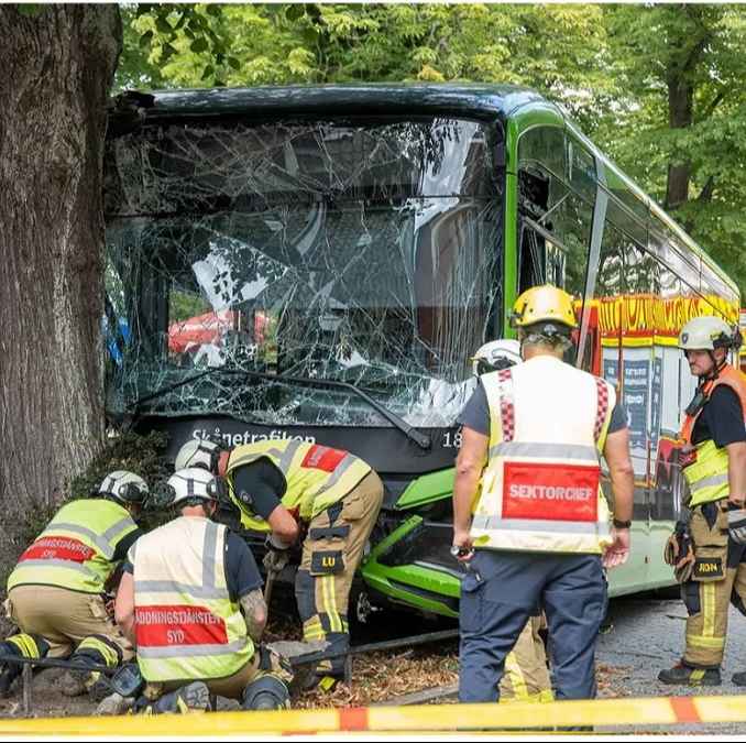 إصابة 9 أشخاص في حادث باص في لوند جنوب السويد واعتقال السائق بسبب المخدرات 2 2 3