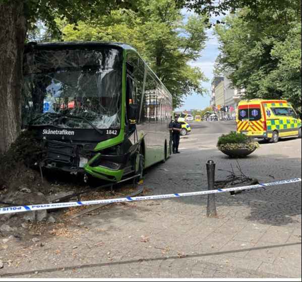 إصابة 9 أشخاص في حادث باص في لوند جنوب السويد واعتقال السائق بسبب المخدرات 5 44