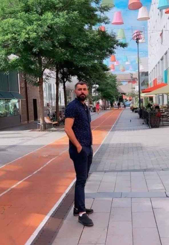 وفاة شاب سوري مقيم في السويد خلال رحلة سياحية.. عمود إنارة سقط عليه بعد اصطدام حافلة به 3 1 4