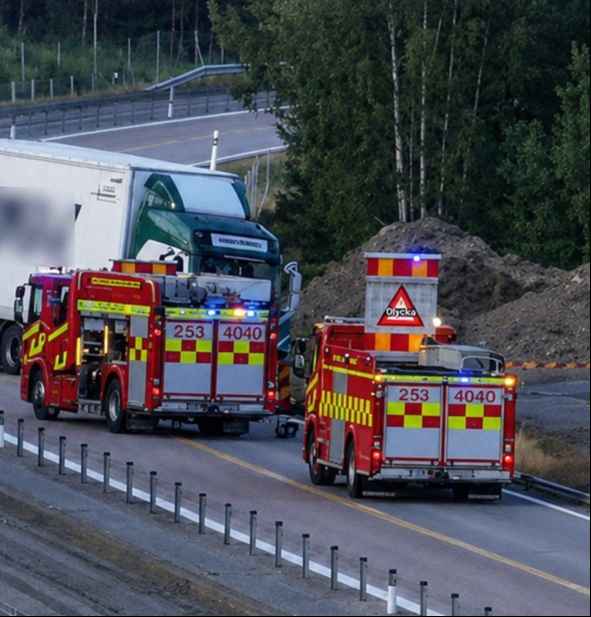 وفاة ثلاثة أشخاص بينهم طفل بعد اصطدام سيارة بشاحنة على طريق E20 قرب ماريستاد 2 88
