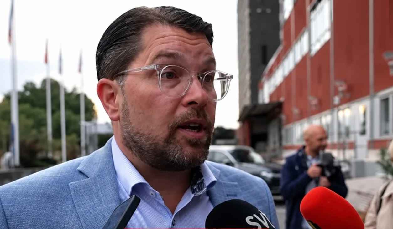 أوكيسون بعد اجتماع الأزمة يهرب من الصحفيين عبر الباب الخلفي.. والحزب يعتبر نتائج الانتخابات "فشلًا"» 1 11 1 3