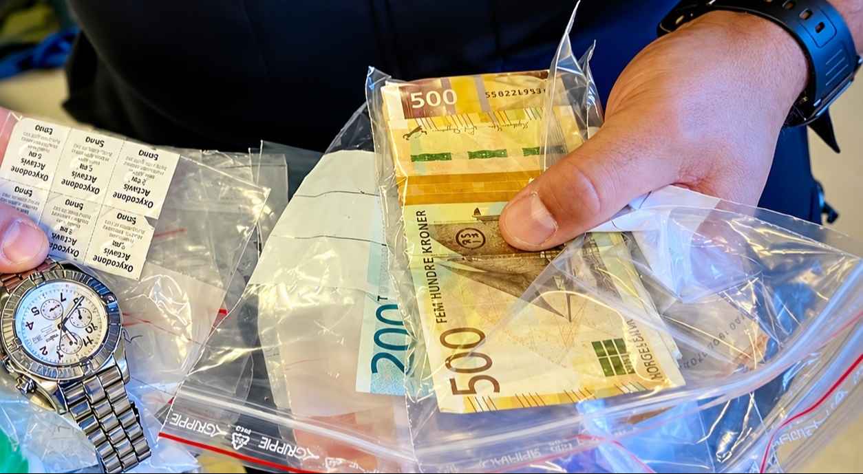 السويد: مصادرة 1.2 مليون كرون من رجل مرتبط بشبكة إجرامية بعد العثور على الأموال في جيوب ملابسه 1 2 6