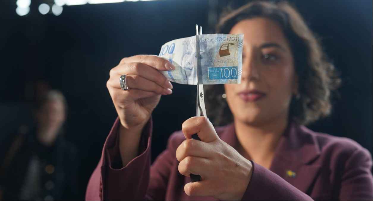 زعيمة الليبراليين تقص ورقة 100 كرون في ستوكهولم.. وترفض فرض ضرائب مرتفعة على الدخل المرتفع وتعتبره "عقاب" 1 55554 1