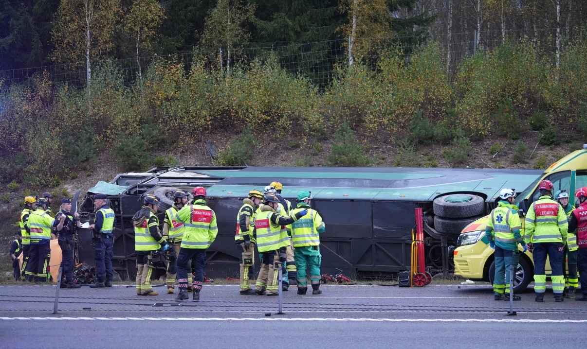 انقلاب باص بداخله 30 شخصًا بين فيكخو وألفيستا.. وإصابات خطيرة واستنفار للمستشفيات 1 1 2
